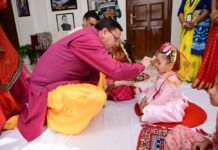 सीएम धामी ने कन्या पूजन कर किया नवरात्रि पर्व का उद्यापन