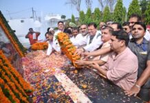 रामपुर तिराहा शहीद स्मारक पर सीएम धामी ने किये श्रद्धासुमन अर्पित