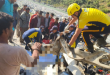 खाई में गिरा वाहन, तीन लोगों की दर्दनाक मौत