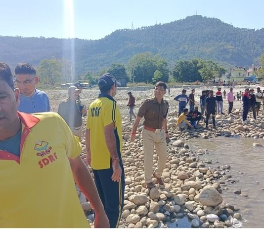 दशहरा पूजा के लिए गया युवक नदी में बहा,तलाश जारी