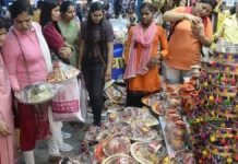 करवा चौथ की खरीदारी के लिए बाजारों में चहल पहल बढी