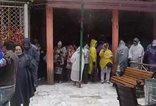 केदारनाथ और यमुनोत्री धाम में बर्फबारी,श्रद्धालुओं में दिखा उत्साह