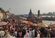 अमावस्या पर पितृ तर्पण के लिए श्रद्धालुओं की भीड़ उमड़ी