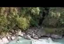 गहरी खाई में वाहन गिरने से चालक समेत छह यात्री लापता