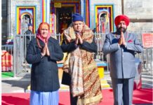 उपराष्ट्रपति ने सपत्नी केदारपुरी पहुंच लिया बाबा का आशीर्वाद