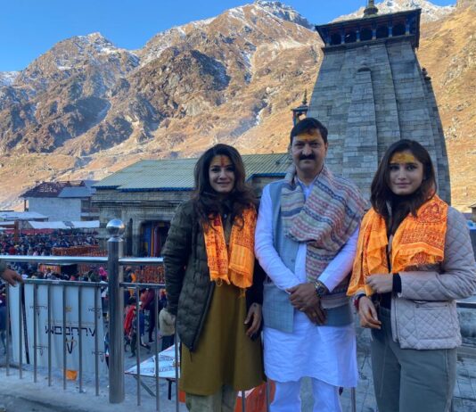 बदरीनाथ- केदारनाथ धाम दर्शन को पहुंची प्रसिद्ध फिल्म अभिनेत्री रवीना टंडन
