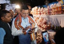 दीपावली पर मिट्टी के दिये खरीद सीएम धामी ने दिया ‘वोकल फॉर लोकल’ का संदेश