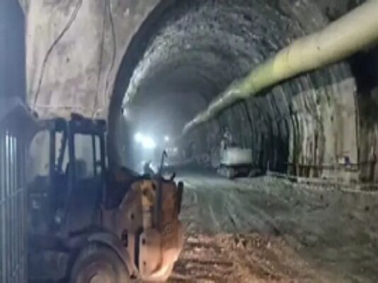 निर्माणाधीन सुरंग में रखे केमिकल पर आग लगने से हड़कंप