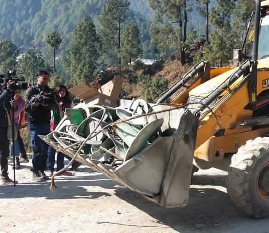 ऑगर मशीन फंसने से राहत-बचाव अभियान को झटका
