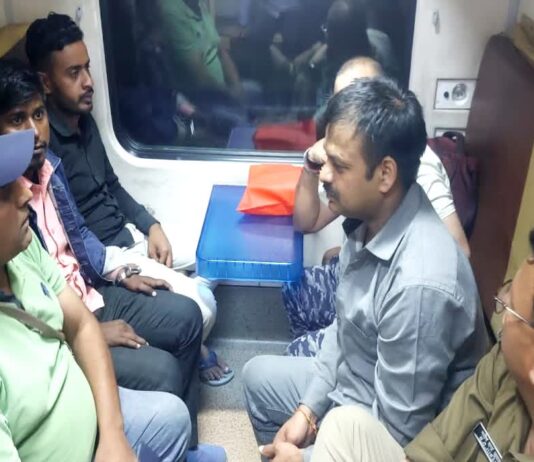 ज्वैलरी शाॅप डकैती मामलाः दो आरोपियों को रिमांड पर लेकर पुलिस दून के लिए रवाना