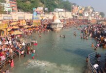 सोमवती अमावस्या में श्रद्धालुओं ने लगाई आस्था की डूबकी