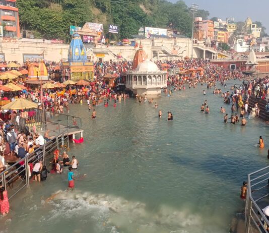 सोमवती अमावस्या में श्रद्धालुओं ने लगाई आस्था की डूबकी