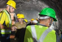 सुरंग में भूधंसाव के बाद सर्वेक्षण के लिए मौके पर पहुंची वैज्ञानिकों की टीम
