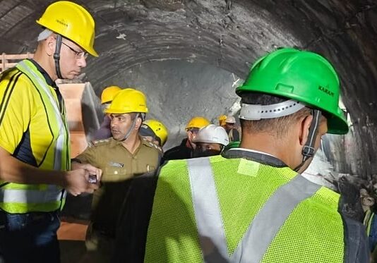 सुरंग में भूधंसाव के बाद सर्वेक्षण के लिए मौके पर पहुंची वैज्ञानिकों की टीम