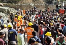 72 घंटे बाद भी श्रमिकों का रेस्क्यू न होने पर प्रदर्शन