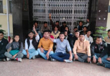 सोमवार से प्रस्तावित सेमेस्टर परीक्षाओं के विरोध में धरना