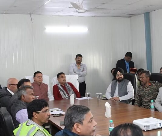 सभी श्रमिकों को सुरक्षित निकालना सरकार की पहली प्राथमिकताः गडकरी