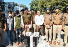 शोरूम में हुई चोरी का खुलासा,दो आरोपी गिरफ्तार, नकदी बरामद