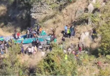 जम्मू-कश्मीर में बड़ा हादसा, 300 फुट गहरी खाई में गिरी बस, 36 लोगों की मौत