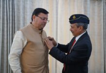 सशस्त्र सेना झंडा दिवस पर मुख्यमंत्री धामी को लगाया फ्लैग