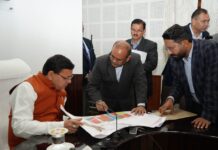 सीएम धामी ने आदर्श चम्पावत योजनाओं को लेकर की संचालित कार्यों की समीक्षा