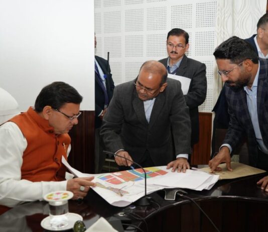 सीएम धामी ने आदर्श चम्पावत योजनाओं को लेकर की संचालित कार्यों की समीक्षा