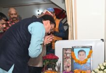 मुख्यमंत्री ने शहीद स्क्वाड्रन लीडर अभिमन्यु राय के आवास पर जाकर दी श्रद्धांजलि