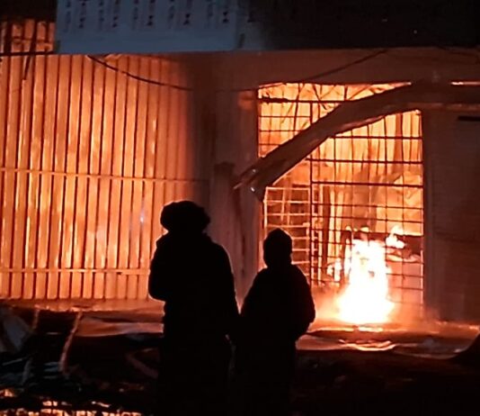 दो ढाबों में लगी भीषण आग,शराब का ठेका भी जलकर राख