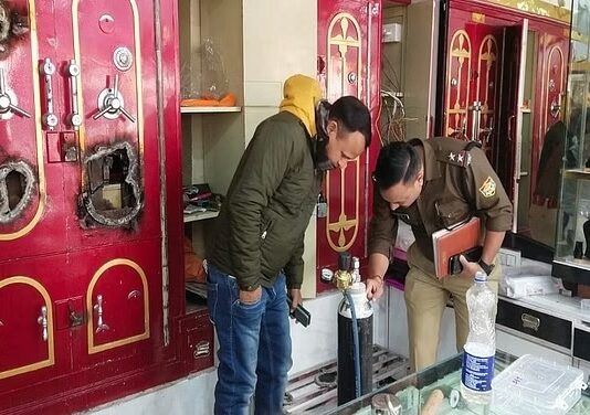 ज्वेलरी शॉप से लाखों के आभूषण चोरी