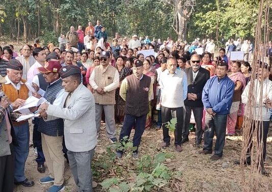 क्षतिग्रस्त मालन पुल के शीघ्र निर्माण को लेकर पर्व सैनिकों ने किया प्रदर्शन