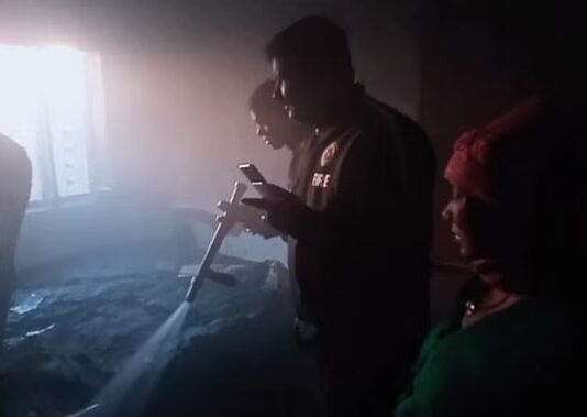 चाय बनाते हुए महिला की साड़ी में लगी आग