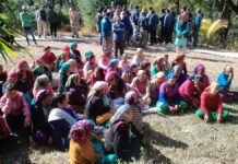 संदिग्ध परिस्थितियों में फंदे से लटकी हुई मिली युवती