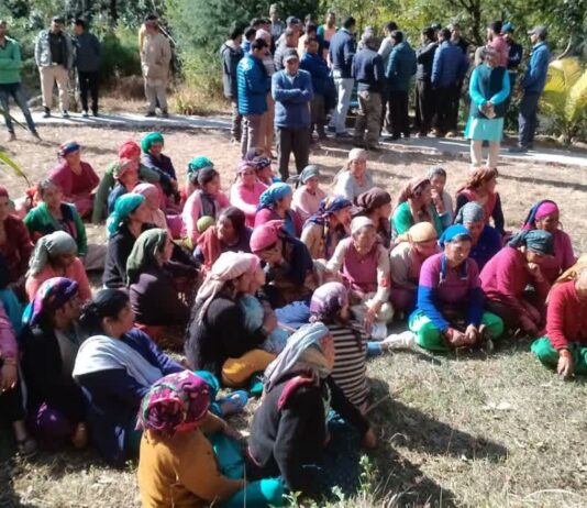 संदिग्ध परिस्थितियों में फंदे से लटकी हुई मिली युवती