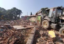 काबुल हाउस पर चला प्रशासन का बुल्डोजर