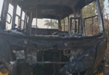 बच्चों को स्कूल ले जा रही बस में लगी आग