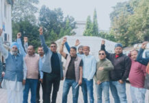 आवारा पशुओं से निजात दिलाने को लेकर प्रदर्शन