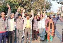 क्रेश बैरियर से परेशान लोगों ने किया प्रर्दशन