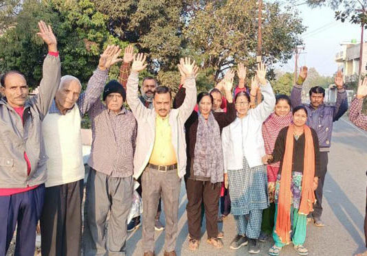 क्रेश बैरियर से परेशान लोगों ने किया प्रर्दशन