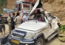 दुर्घटनाः घंटो ट्राले के नीचे दबा रहा चालक,मौत