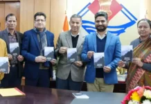 मुख्य सचिव राधा रतूड़ी ने पुस्तक ‘अंतस को घेरे जो सघन कुहासा’ का किया विमोचन