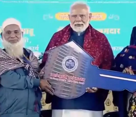 पीएम मोदी ने रामलीला मैदान में महिलाओं को सौंपें झुग्गियों की जगह बनाए गए 1675 ‘स्वाभिमान अपार्टमेंट’