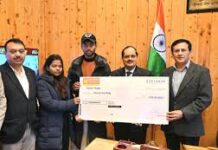 दिवंगत महिला पुलिस कर्मी के बच्चों को DGP ने सौंपा एक करोड़ रुपए का चेक