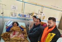 स्वास्थ्य मंत्री ने जाना बस दुर्घटना में घायलों का हाल