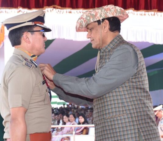 आईपीएस संजय गुंज्याल इन्सिग्निया गोल्ड डिस्क से सम्मानित