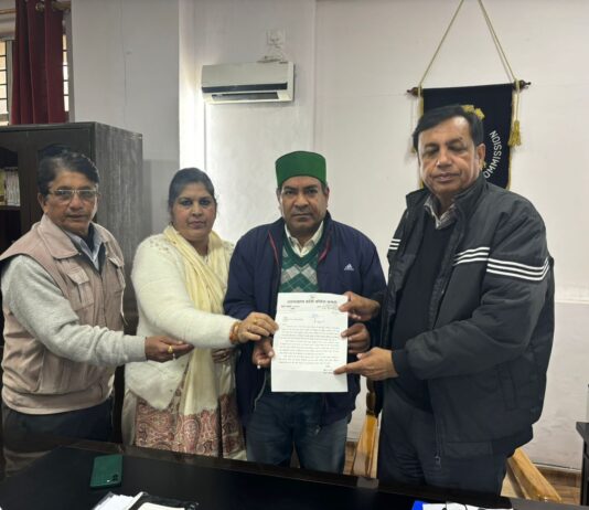 कांग्रेस प्रदेश प्रवक्ता ने सौपा राज्य निर्वाचन आयुक्त को ज्ञापन