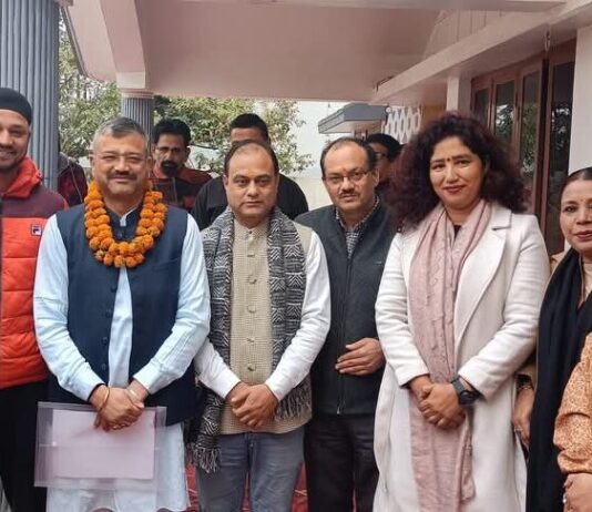 निकाय चुनाव: भाजपा मेयर प्रत्याशी सौरभ थपलियाल ने किया कैंट विधानसभा में जनसंपर्क, नमामि गंगे संघ ने भेंट कर दिया पूर्ण समर्थन
