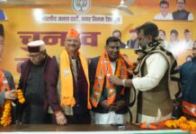 महापौर प्रत्याशी सौरभ थपलियाल की मौजूदगी में अखिल भारतीय सफाई मजदूर संघ के नेता समेत कई लोगों ने ली भाजपा की सदस्यता