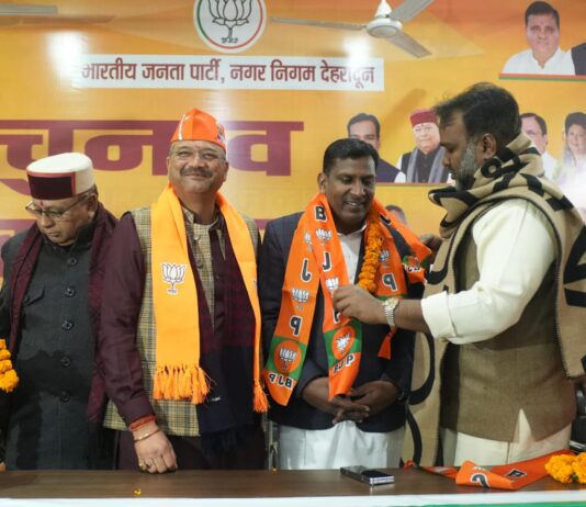 महापौर प्रत्याशी सौरभ थपलियाल की मौजूदगी में अखिल भारतीय सफाई मजदूर संघ के नेता समेत कई लोगों ने ली भाजपा की सदस्यता