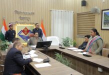 विवादस्पद वाईन एवं बीयर शॉप प्रकरण: कई महीनों से धरने पर हैं स्थानीय महिलाएं, बुजुर्ग