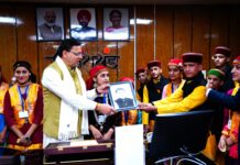 मुख्यमंत्री से मिले एकलव्य आदर्श आवासीय विद्यालय के छात्र – छात्राएं